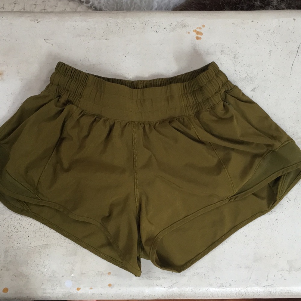 Lululemon hotty hot shorts II  2 1/2”